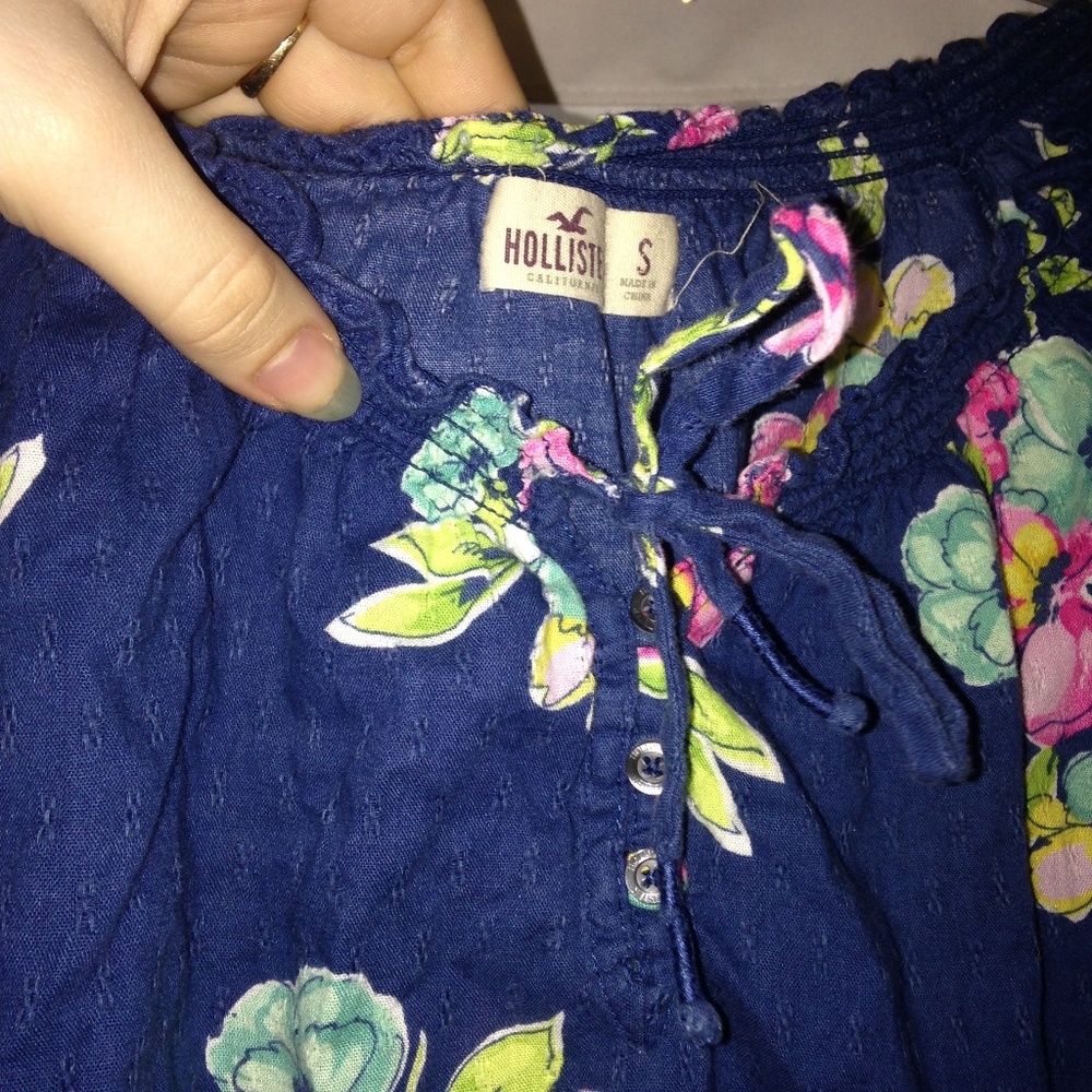Hollister Floral Top!! - Picture 2 of 4